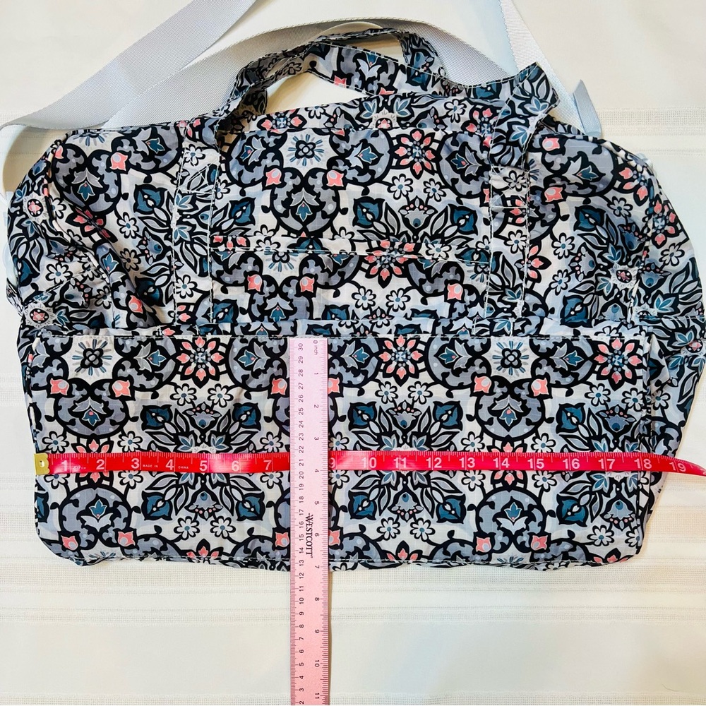 Vera Bradley Nylon Duffle Lisbon Medallion Archived Pattern NWOT 
💥SALE /2 OFF 💥 - Picture 16 of 16